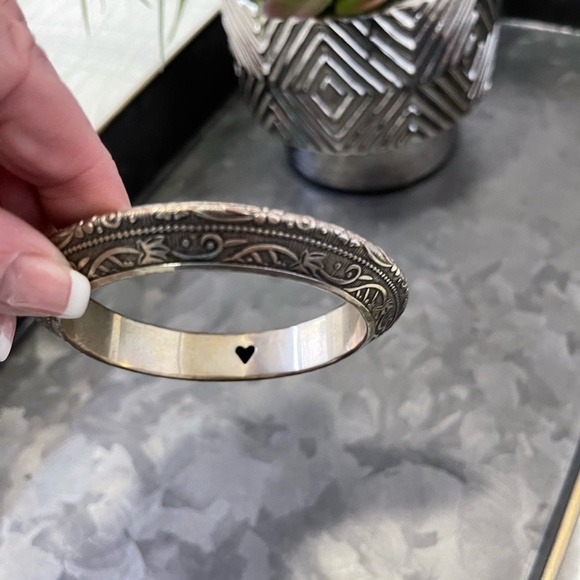 Heart Shape HSB225 Silver Engraved Metal Heart Motif Womens Engraved Bracelet - Picture 1 of 5
